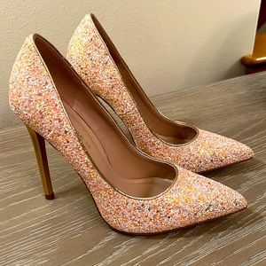 New! The perfect Point Toe Stiletto’s in a crystal like pink sparkle. Size 8.5